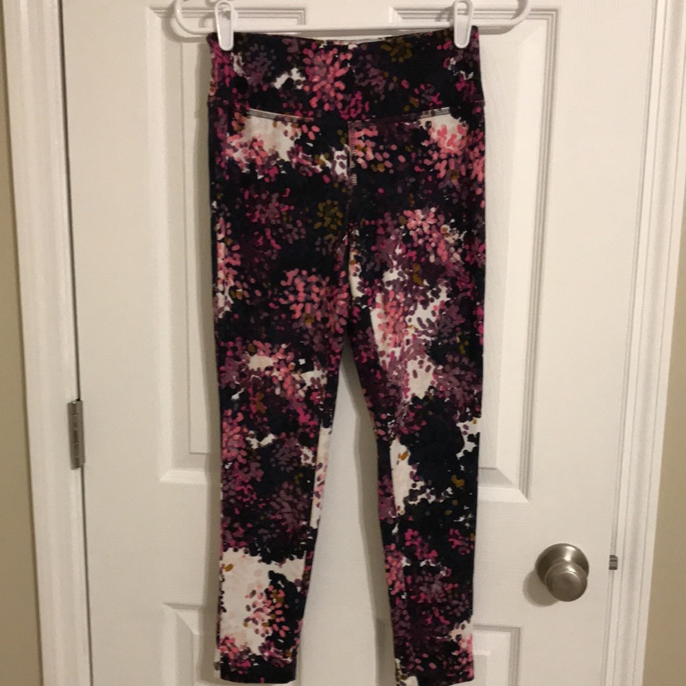 🌺 C Active 🌺…Women’s Size XS…Multicolor Workout Pants - Picture 3 of 4
